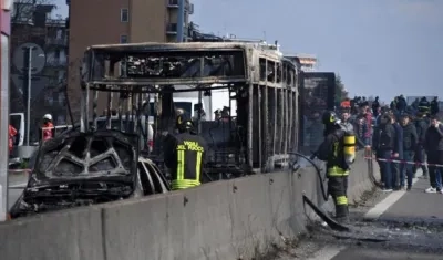 Miembros de los servicios de emergencia italianos desplegados en el lugar de los hechos.