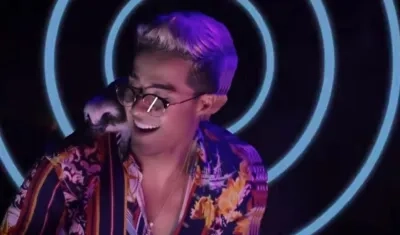 El cantante de reguetón Juan Mindiola con un mono tití en el hombro.