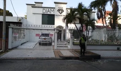 Spa, de donde salió un hombre armado amenazando a una cuadrilla de Electricaribe.