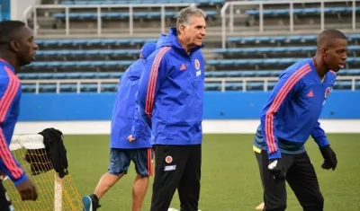 Carlos Queiroz observa el entrenamiento de sus jugadores. 