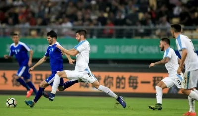 El centrocampista uruguayo Rodrigo Bentancur (c) en acción ante el uzbeko Jaloliddin Masharipov.