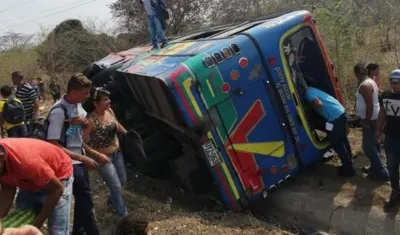 Bus volcado.
