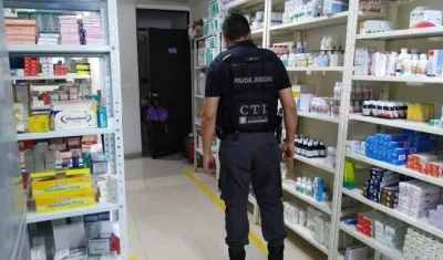 Personal del CTI en operativo contra la incautación de medicamentos.