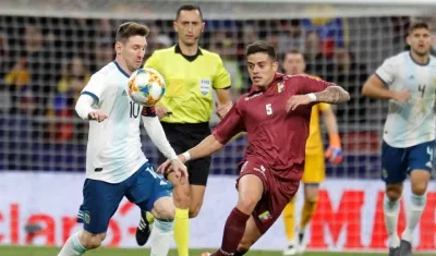El delantero de la selección de Argentina Leo Messi (i) lucha con Júnior Moreno, de Venezuela.