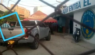 Momento en que Rafael Martinez se baja del vehículo para la reseña