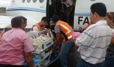 El traslado de la menor  a un hospital especializado se hizo en una avioneta de la Fuerza Aérea Boliviana bajo cuidados médicos en una incubadora.    