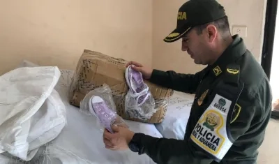 La Policía Fiscal y Aduanera revisa el cargamento de zapatos de contrabando.