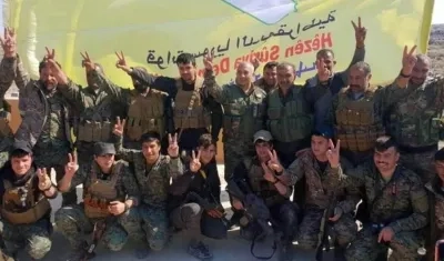  Los milicianos de las Fuerzas de Siria Democrática (FSD), alianza armada que aglutina a kurdos y árabes, se apresuraron a celebrar la conquista de Al Baguz izando su bandera amarilla.