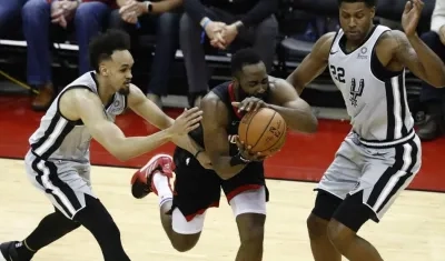 James Harden en acción del partido. 