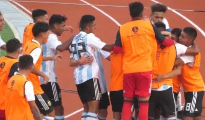 Jugadores argentinos celebrando el triunfo ante Colombia.