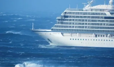 El crucero averiado ayer por un fallo mecánico en la costa oeste de Noruega será remolcado a tierra tras lograr arrancar tres de sus cuatro motores.