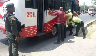 Operativos en buses de servicio público adelanta la Policía.