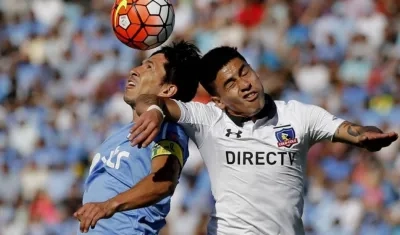 Acción de un partido en Chile, donde dos jugadores golpean sus cabezas al disputar un balón. 