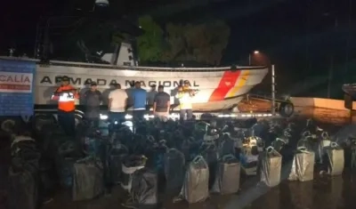 La droga y los tres capturadas en el operativo en el Pacífico.