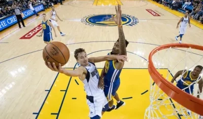 Acción del juego entre los Mavericks y los Warriors. 
