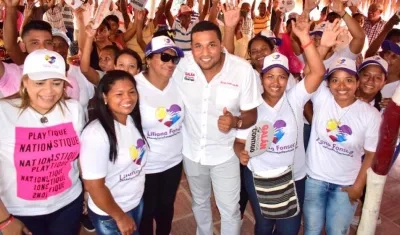 El precandidato Óscar David Galán con simpatizantes en Candelaria.