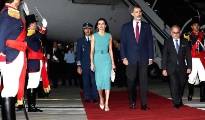 Superada la situación los reyes pudieron descender del avión.