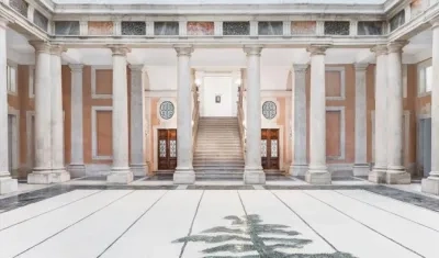 El gran vestíbulo del veneciano Palazzo Grassi que exhibe un mosaico de Luc Tuymans que forma parte de "La piel".