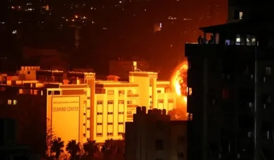 Las milicias palestinas en Gaza comenzaron a lanzar decenas de cohetes hacia Israel,