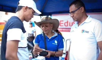 Funcionarios de Edusuerte en plena campaña.