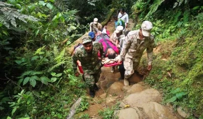 El turista cuando era evacuado de la zona.