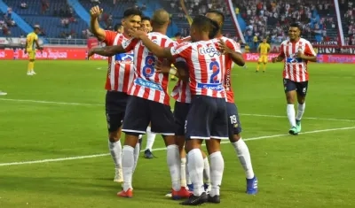 Jugadores de Junior felicitan a Freddy Hinestroza tras su gol al Huila. 