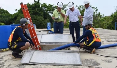 El lavado de tanques es fundamental para la calidad del servicio.