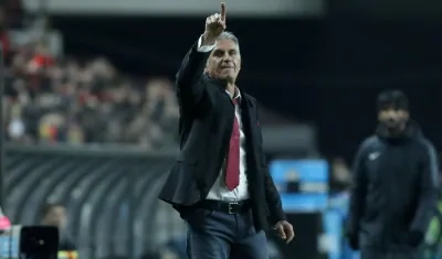 Carlos Queiroz, dirigiendo a Colombia ante Corea del Sur.