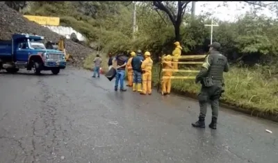 La ola invernal también ha causado derrumbes en diferentes carreteras del país.