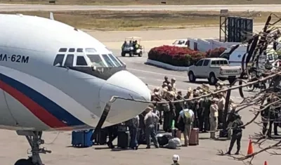 Foto en el aeropuerto Internacional de Maiquetía en el que se observa a uno de los dos aviones de la Fuerza Aerea rusa.