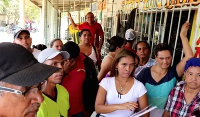 Un grupo de afectados explicando la situación.