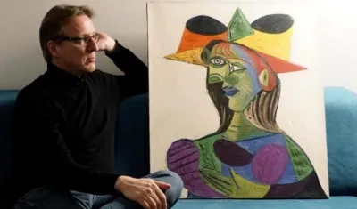 El investigador de arte holandés Arthur Brand junto a la obra de Picasso.