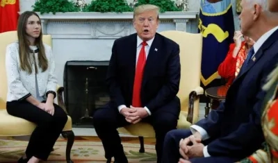 Fabiana Rosales, Donald Trump y Mike Pence en la Casa Blanca.