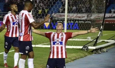 Michael Rangel celebrando el gol con sus compañeros.