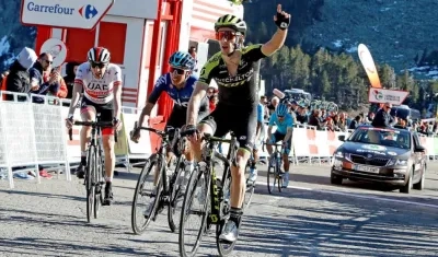 Adam Yates gana la etapa.