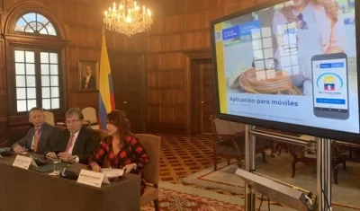  Canciller Trujillo con Margarita Manjarrez, directora de Asuntos Migratorios en la presentación de la app #MiConsulado.
