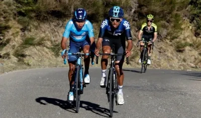 Egan Bernal lanza un ataque seguido de Nairo Quintana y Adam Yates.