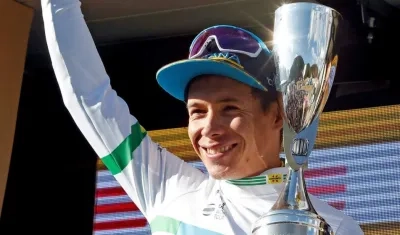 Miguel Ángel López con la camiseta de líder y trofeo de ganador de la etapa de La Molina.