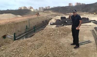 El Alcalde Alejandro Char inspeccionando los trabajos en la prolongación de la carrera 43.