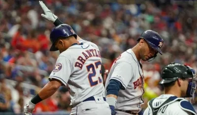 Los Astros celebran tras su primera victoria de la temporada. 