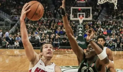 Goran Dragic anota contra la marca de un rival. 