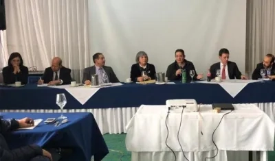 Presidenta de la Corte C., Gloria Stella Ortiz, la JEP, Patricia Linares, y el exvicepresidente Germán Vargas Lleras.