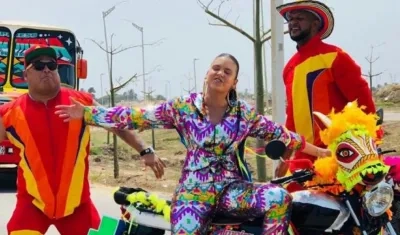 La cantante Li Saumeth e integrantes del grupo Systema Solar.