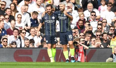 Bernardo Silva y Sergio Agüero celebran tras un gol. 
