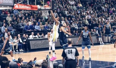 Acción del juego entre Golden State y Minnesota.