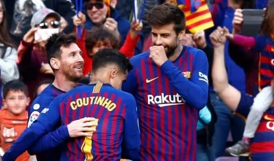Lionel Messi celebra con sus compañeros uno de sus dos goles. 