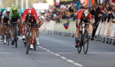 Michael Matthews gana la etapa. 