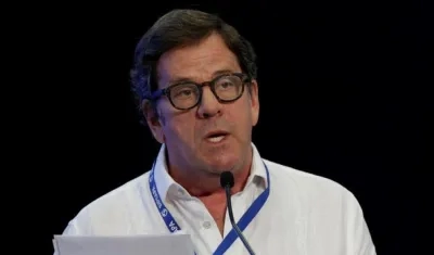 El director del periódico El Tiempo de Colombia, Roberto Pombo, habla hoy, durante su presentación del informe de la prensa en Colombia ante la asamblea de la Sociedad Interamericana de Prensa (SIP).