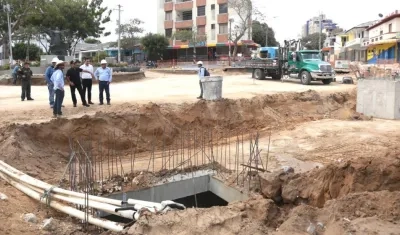 El Alcalde Alejandro Char inspeccionando los trabajos en el sector de Siete Bocas.