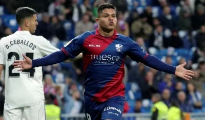 El delantero colombiano del Huesca Juan Camilo "Cucho" Hernández celebra su gol ante el Real Madrid.